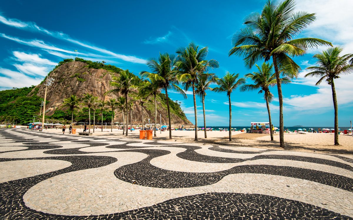 Vereda de mosaicos y palmeras de la playa de Copacabana, Río de Janeiro